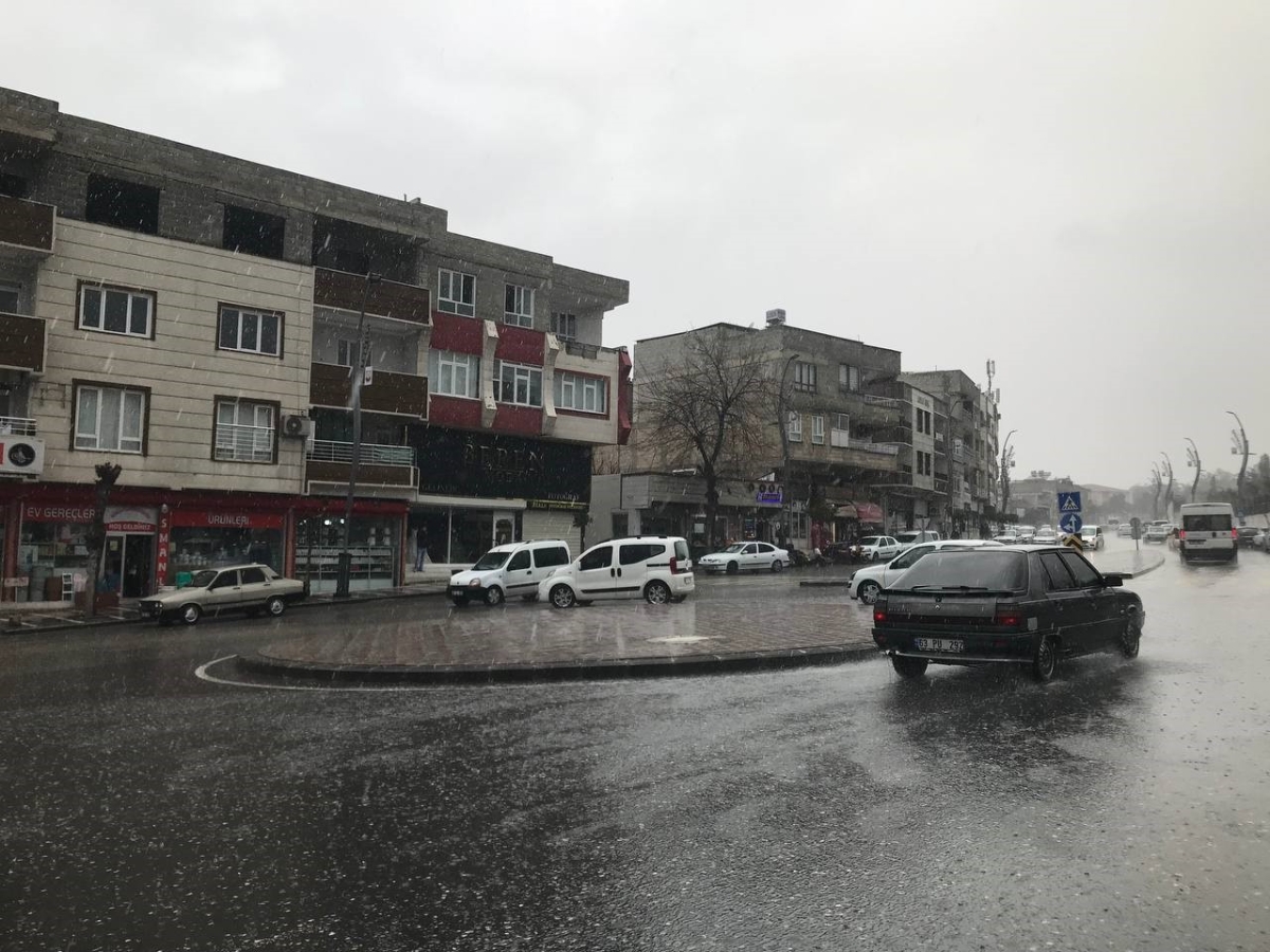 Şanlıurfa'da sağanak su baskınlarına neden oldu