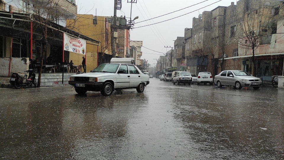 Şanlıurfa'da sağanak su baskınlarına neden oldu