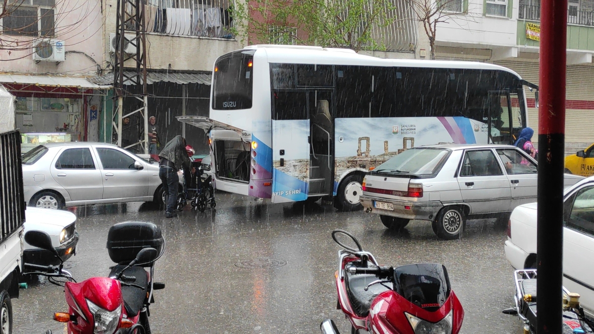 Şanlıurfa'da sağanak su baskınlarına neden oldu