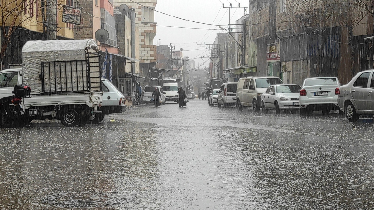 Şanlıurfa'da sağanak su baskınlarına neden oldu