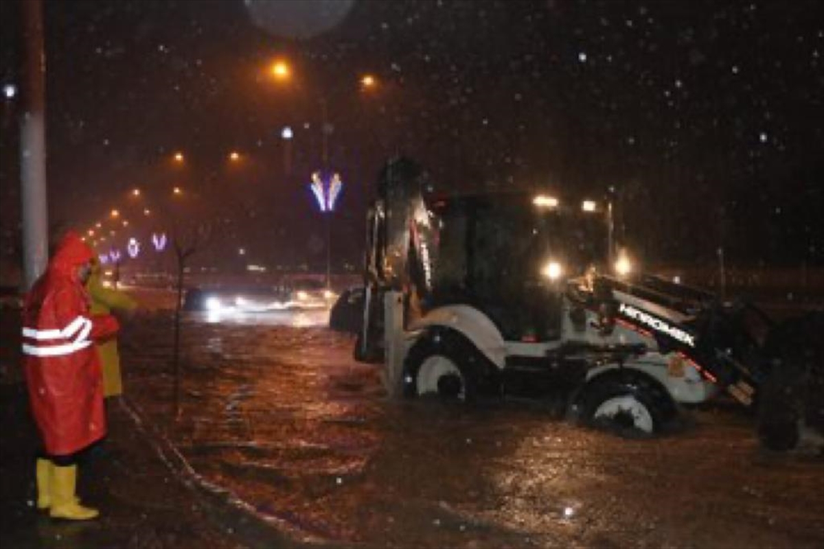 Şanlıurfa'da sağanak su baskınlarına neden oldu