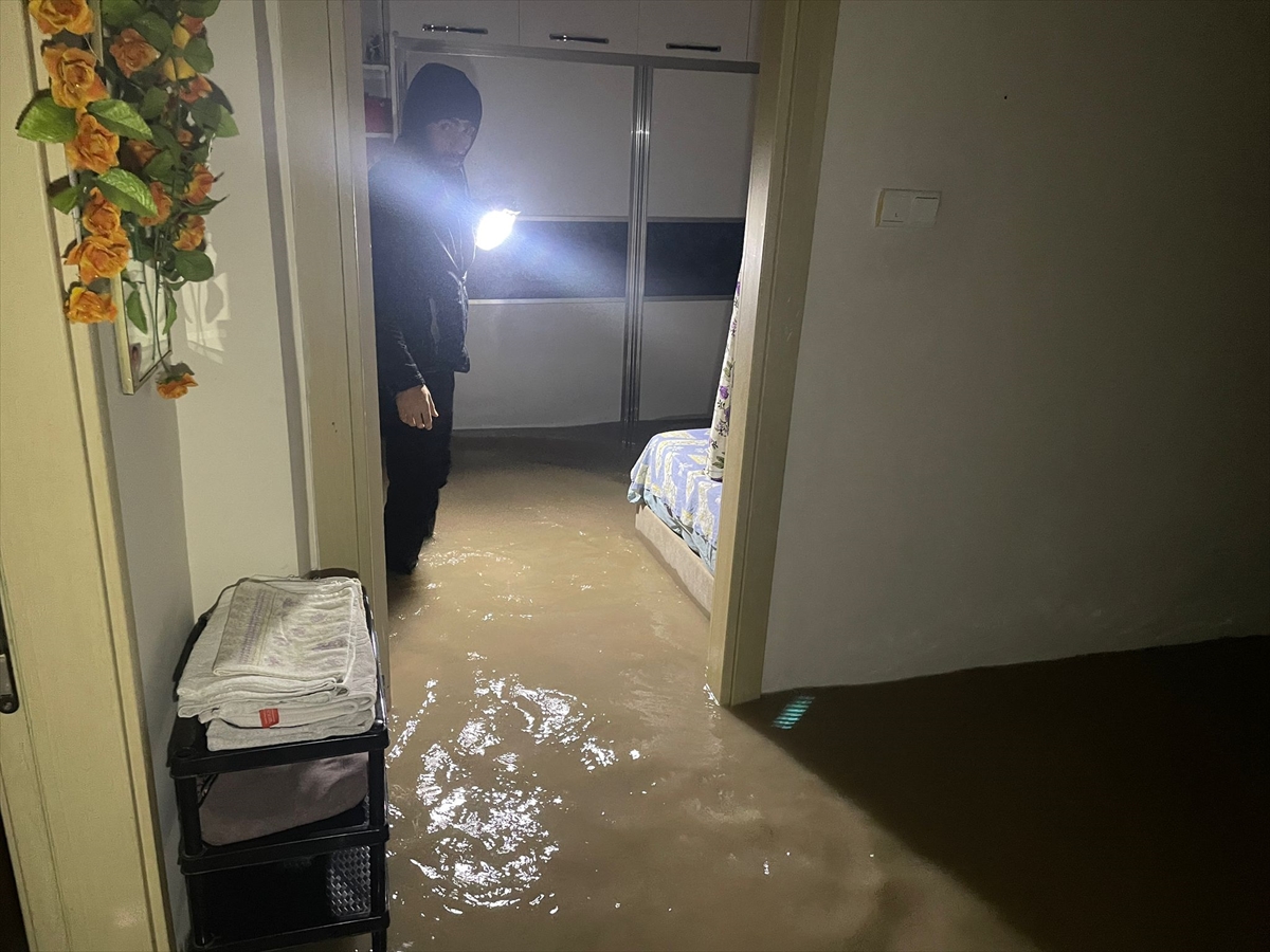 Şanlıurfa'da sağanak su baskınlarına neden oldu