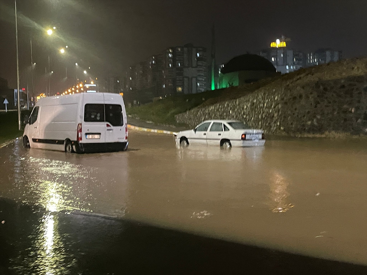 Şanlıurfa'da sağanak su baskınlarına neden oldu
