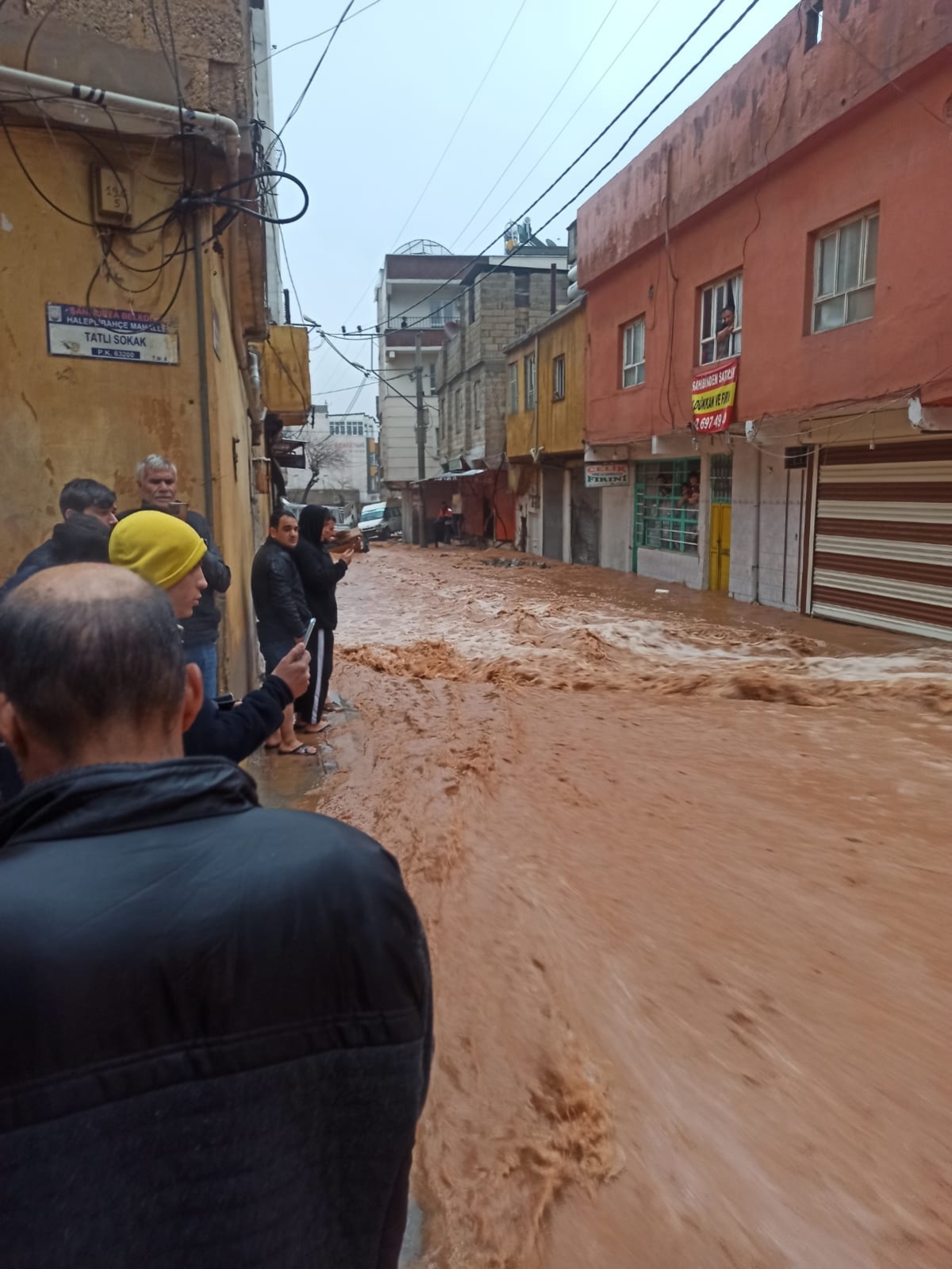 Şanlıurfa'da sağanak derelerin taşmasına neden oldu