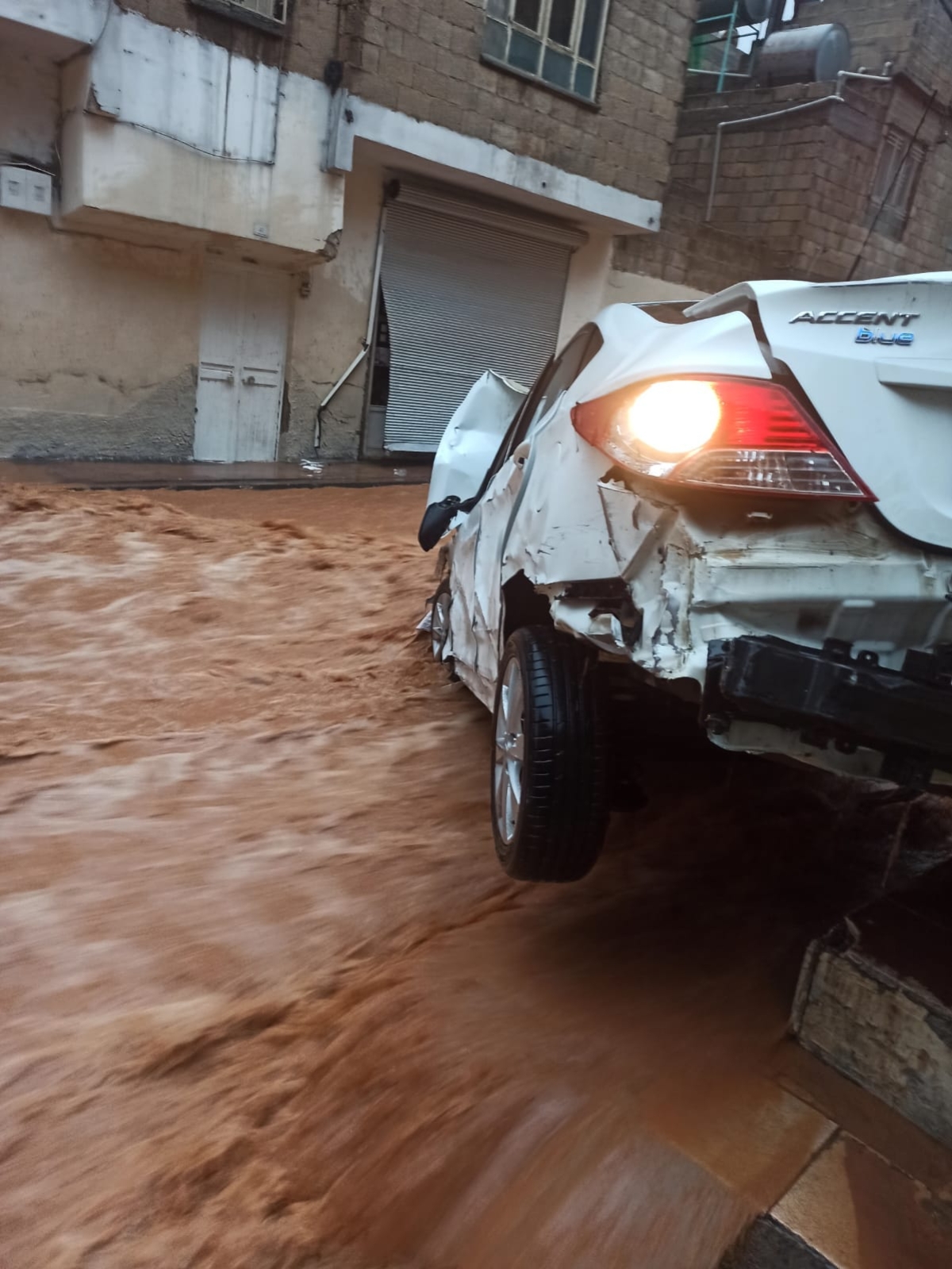 Şanlıurfa'da sağanak derelerin taşmasına neden oldu