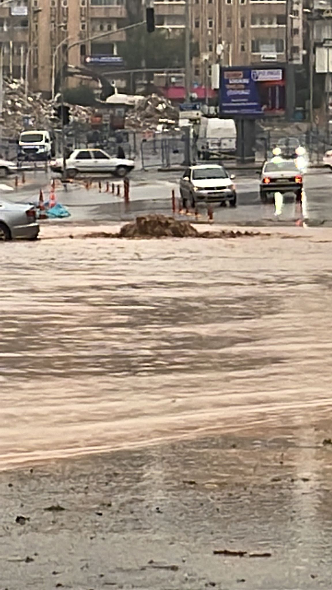 Şanlıurfa'da sağanak derelerin taşmasına neden oldu