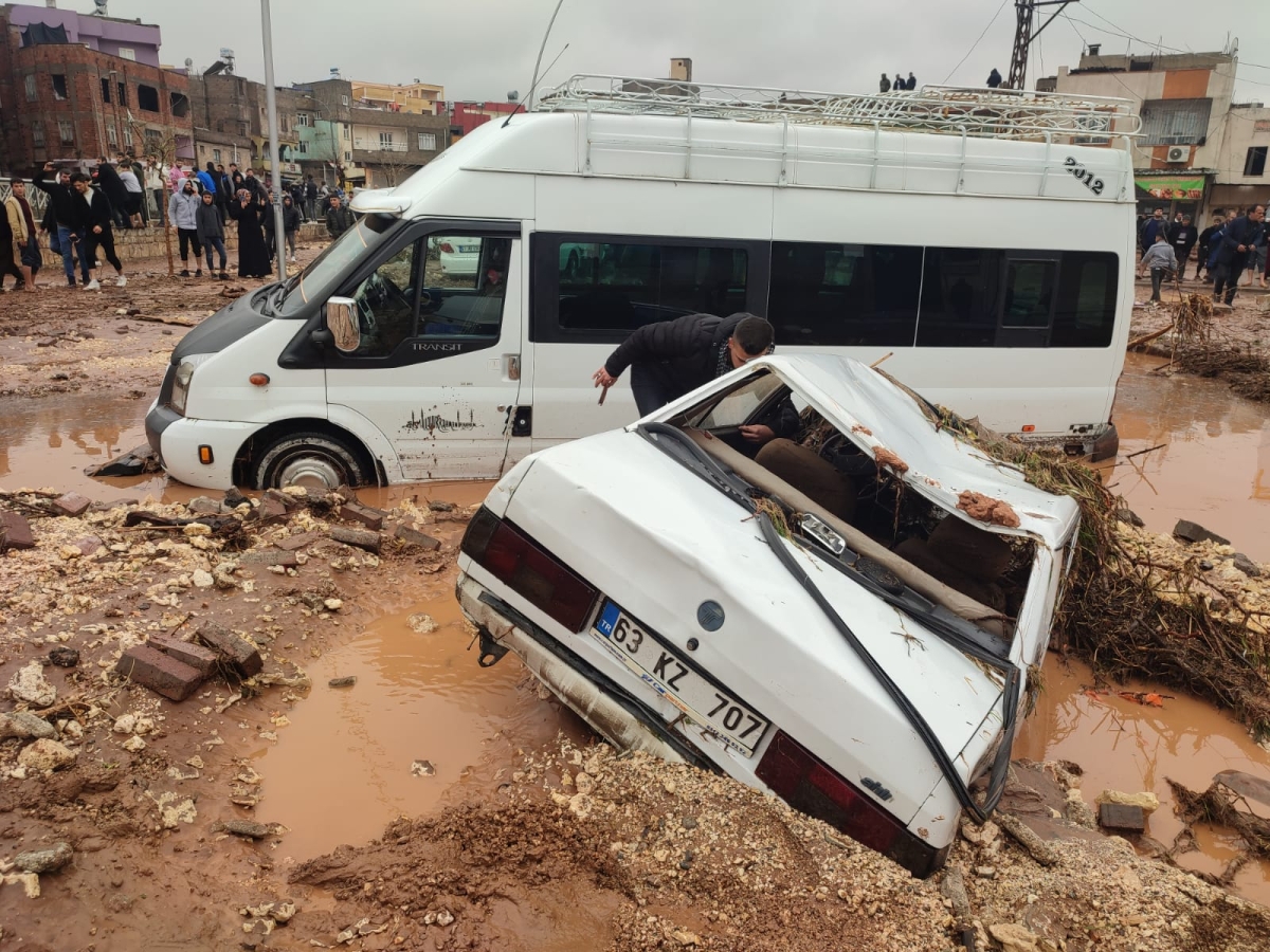 Şanlıurfa'da sağanak derelerin taşmasına neden oldu