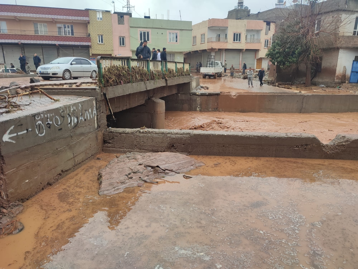 Şanlıurfa'da sağanak derelerin taşmasına neden oldu