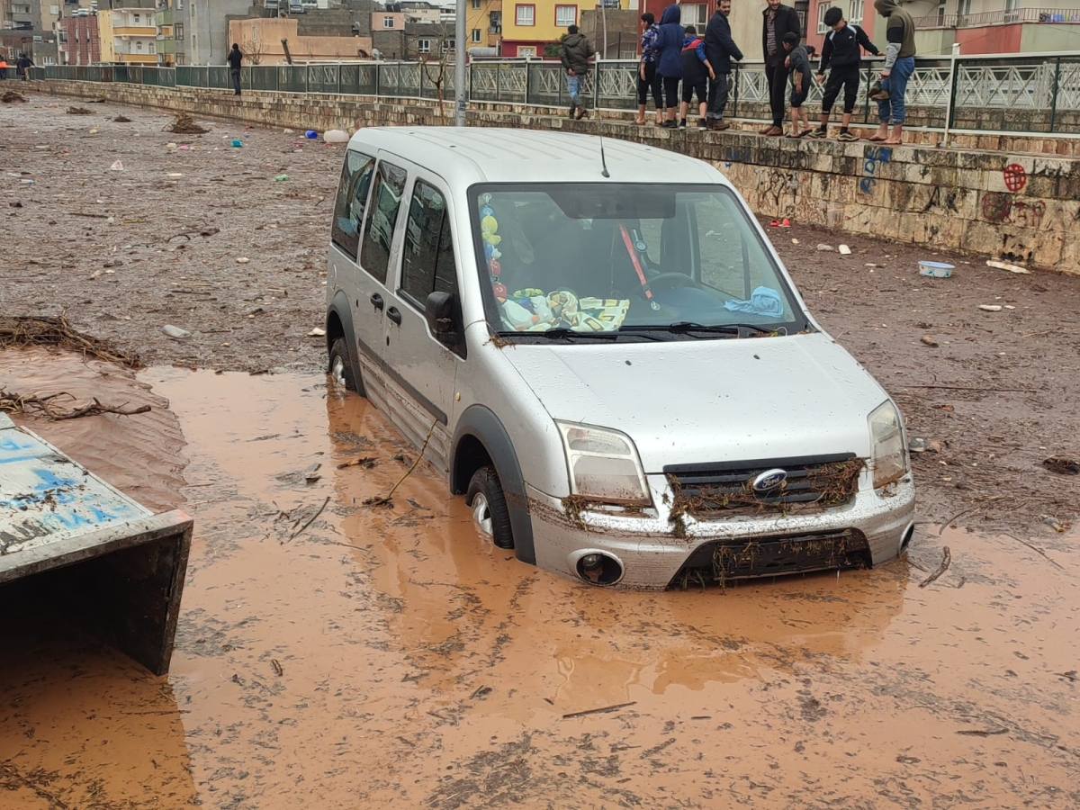 Şanlıurfa'da sağanak derelerin taşmasına neden oldu
