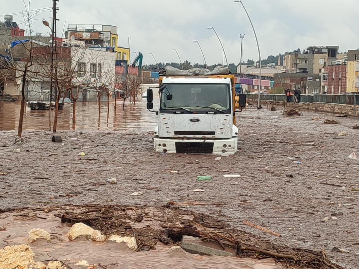 Şanlıurfa'da sağanak derelerin taşmasına neden oldu