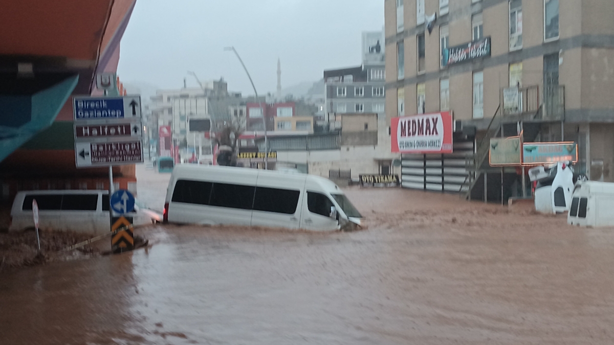 Şanlıurfa'da sağanak derelerin taşmasına neden oldu