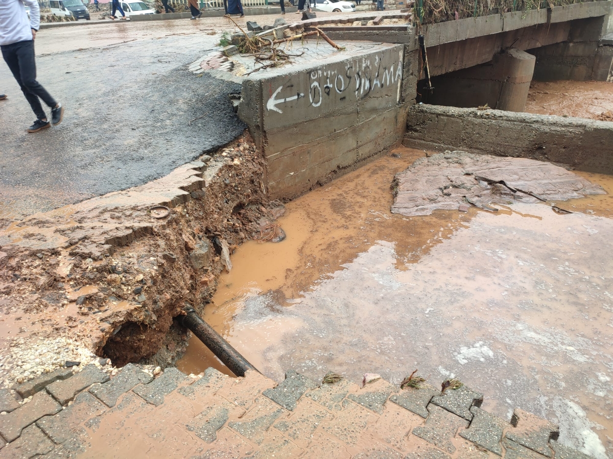 Şanlıurfa'da sağanak derelerin taşmasına neden oldu