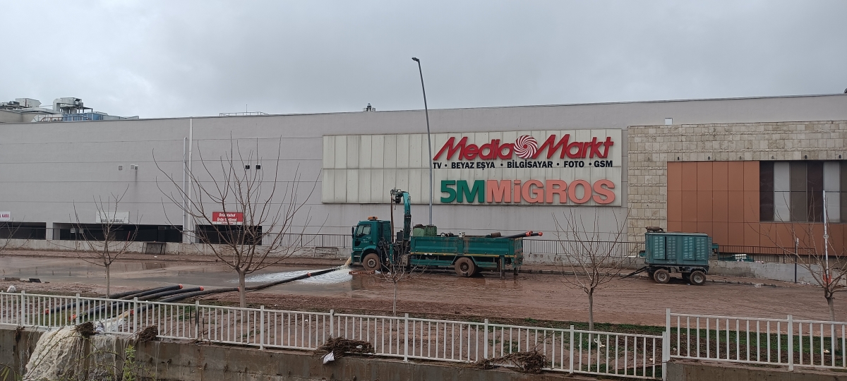 Şanlıurfa'da AVM'deki arama kurtarma çalışmaları devam ediyor