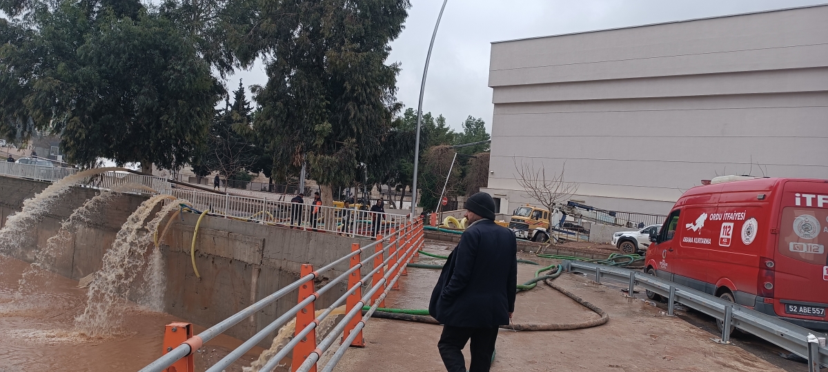 Şanlıurfa'da AVM'deki arama kurtarma çalışmaları devam ediyor