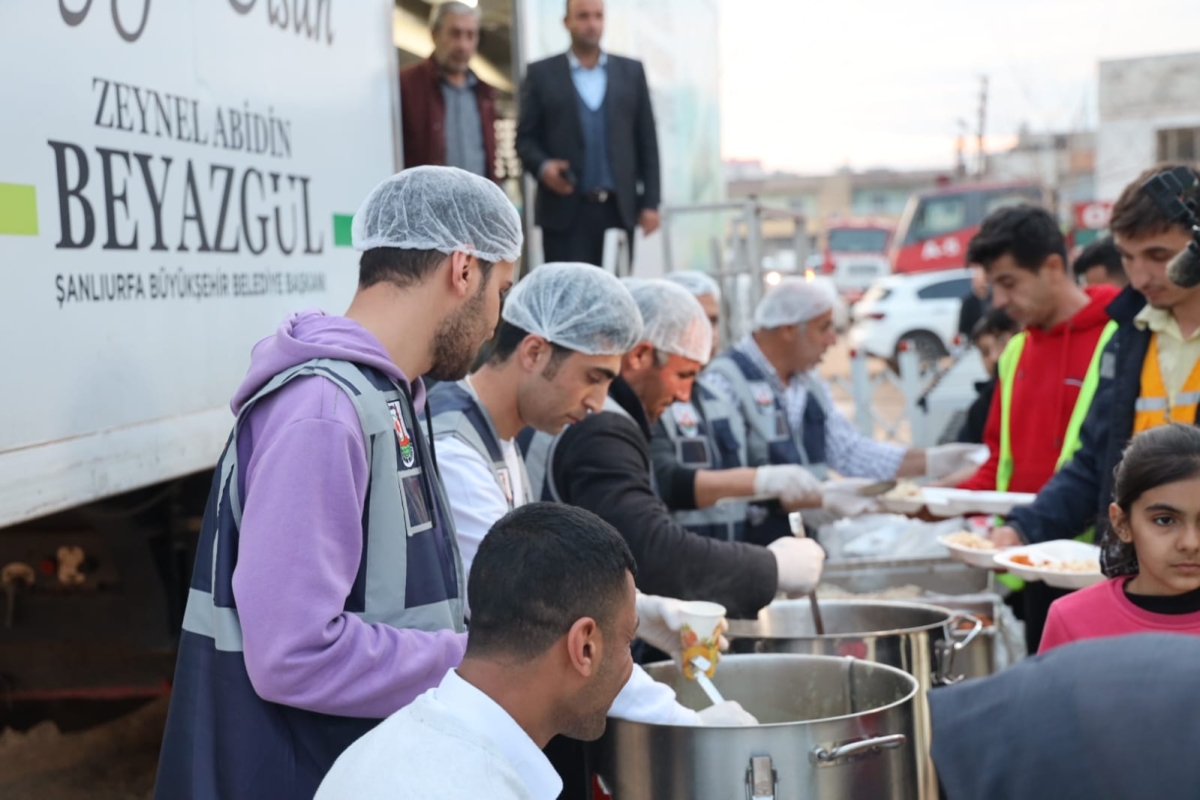 İbrahim bereketiyle kentte iftar sofralarını kurduklarını söyledi.