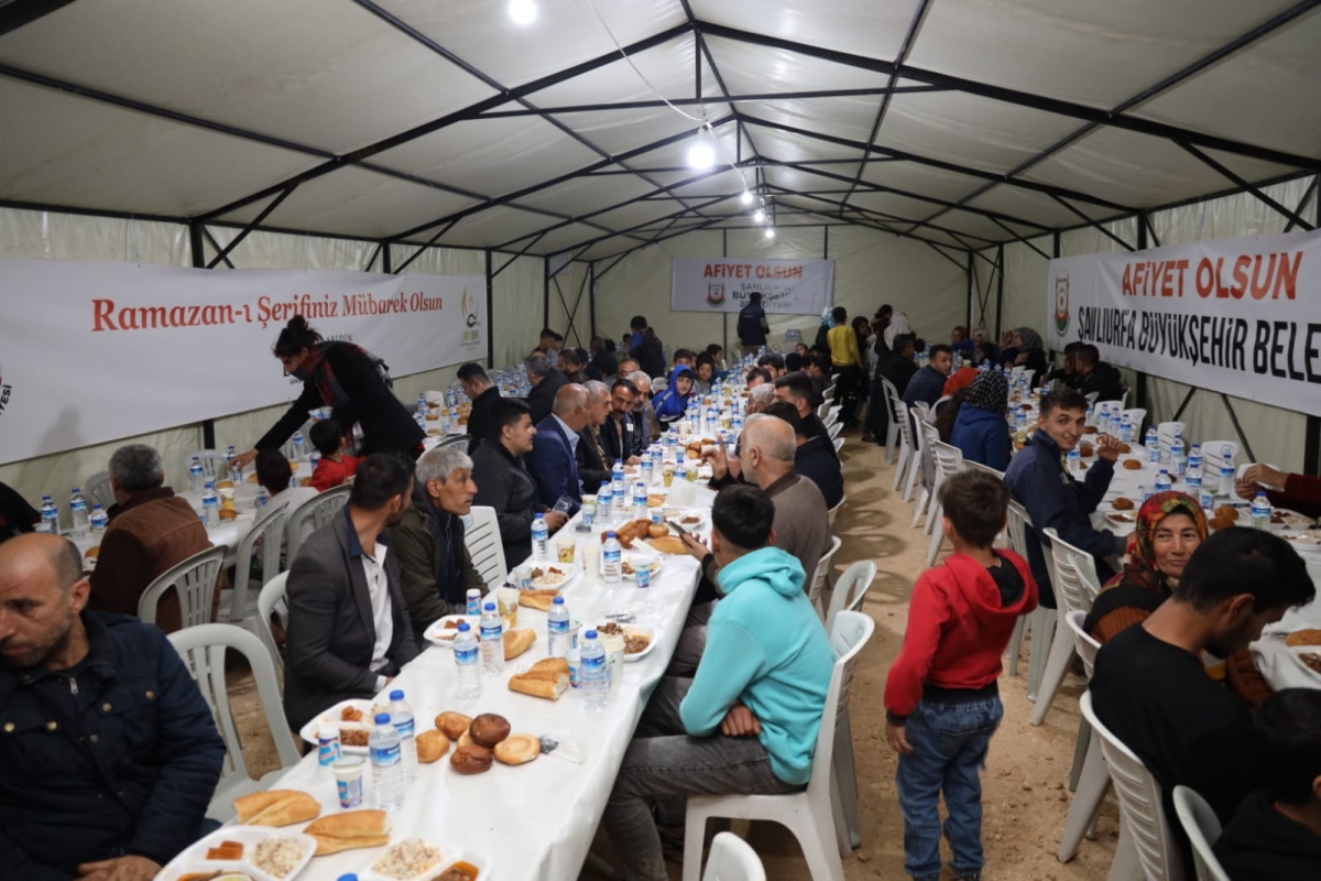 İbrahim bereketiyle kentte iftar sofralarını kurduklarını söyledi.