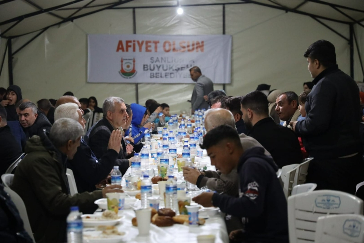 İbrahim bereketiyle kentte iftar sofralarını kurduklarını söyledi.