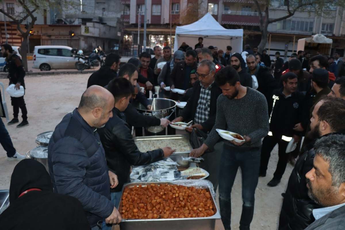 İbrahim bereketiyle kentte iftar sofralarını kurduklarını söyledi.