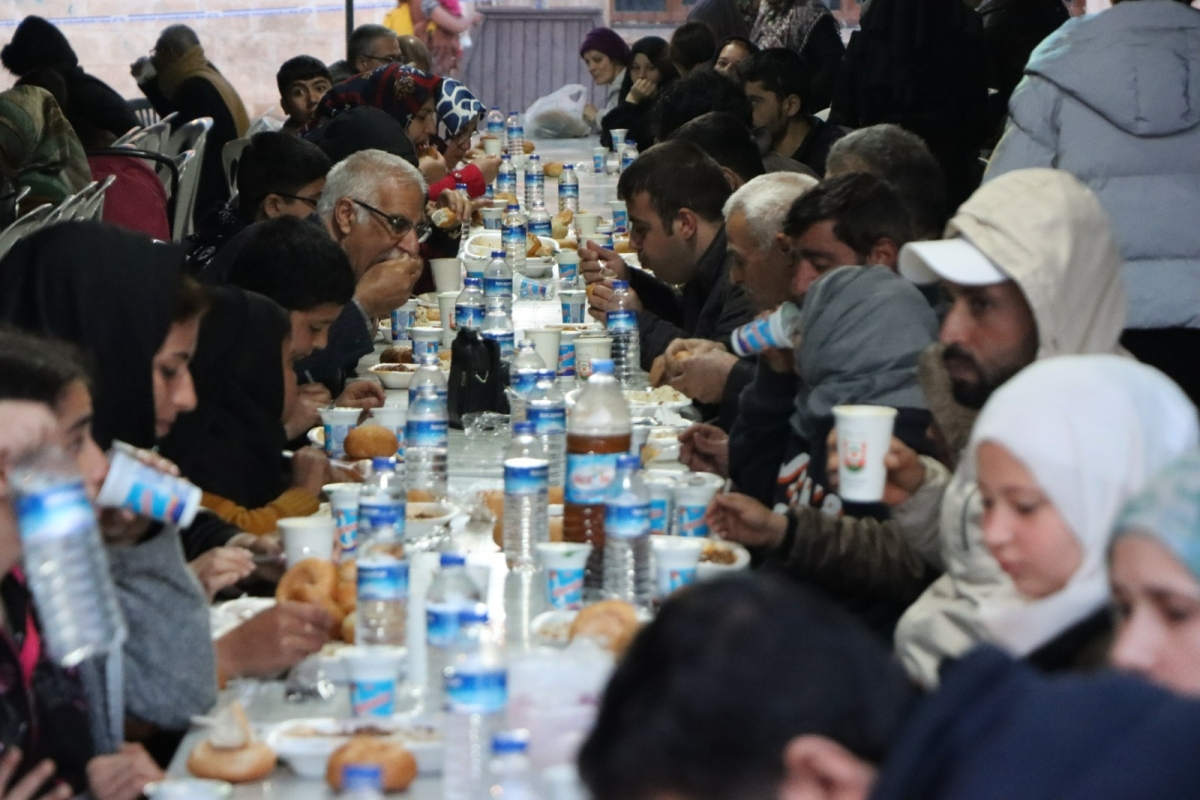 İbrahim bereketiyle kentte iftar sofralarını kurduklarını söyledi.