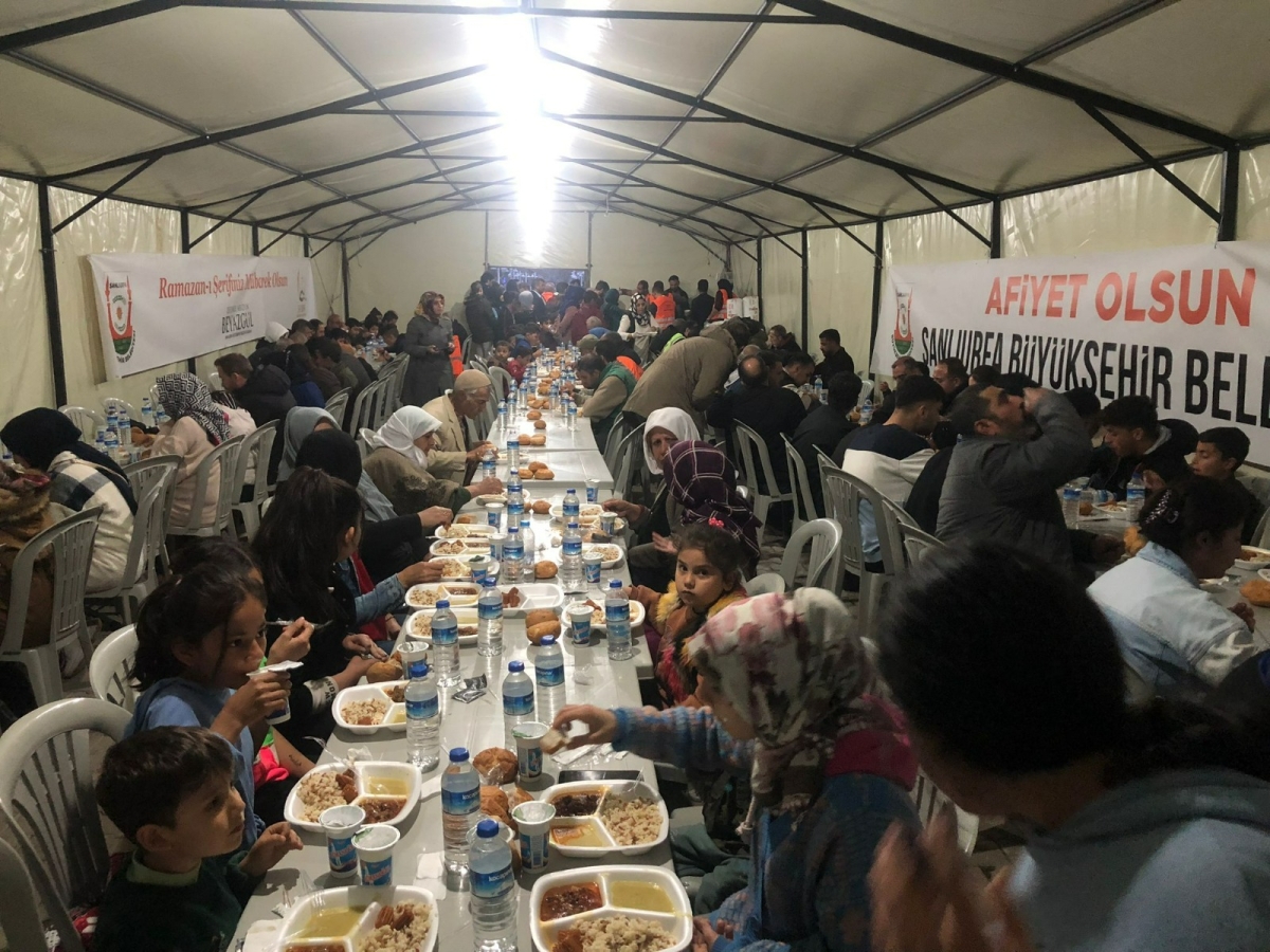 İbrahim bereketiyle kentte iftar sofralarını kurduklarını söyledi.