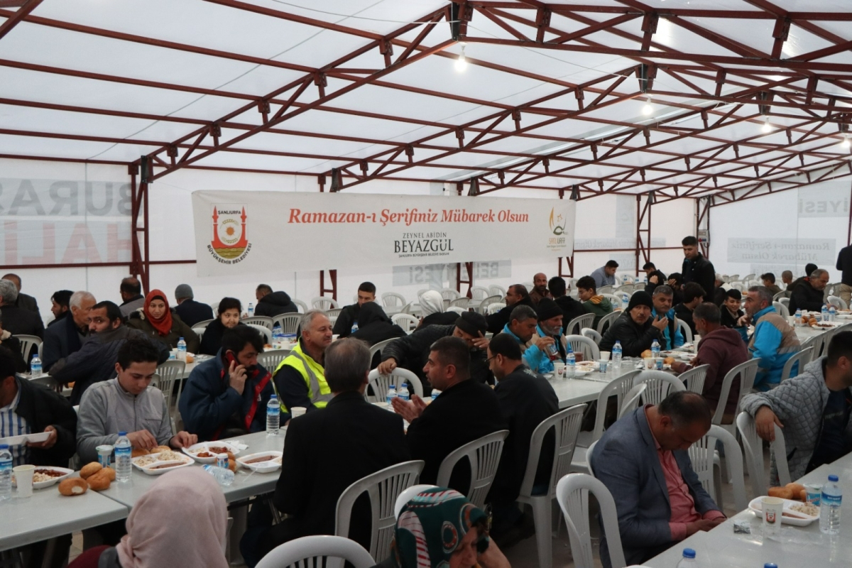 İbrahim bereketiyle kentte iftar sofralarını kurduklarını söyledi.