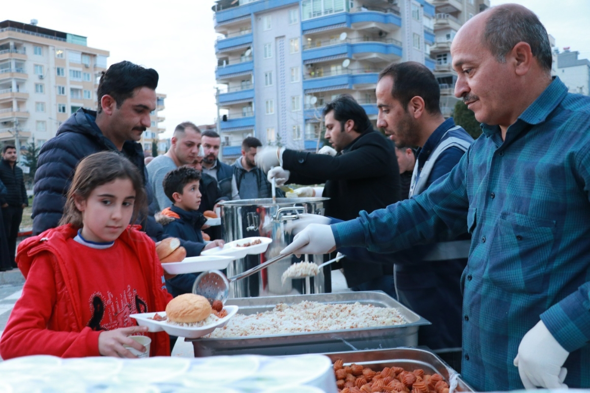 İbrahim bereketiyle kentte iftar sofralarını kurduklarını söyledi.
