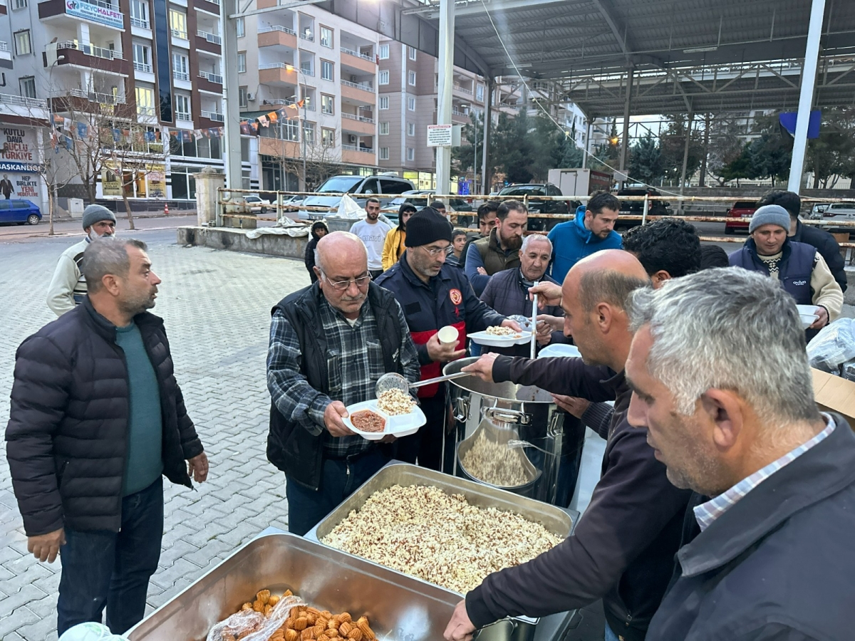 İbrahim bereketiyle kentte iftar sofralarını kurduklarını söyledi.