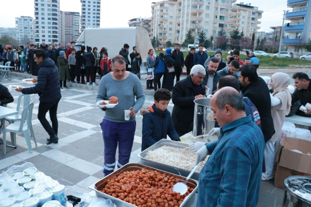 İbrahim bereketiyle kentte iftar sofralarını kurduklarını söyledi.