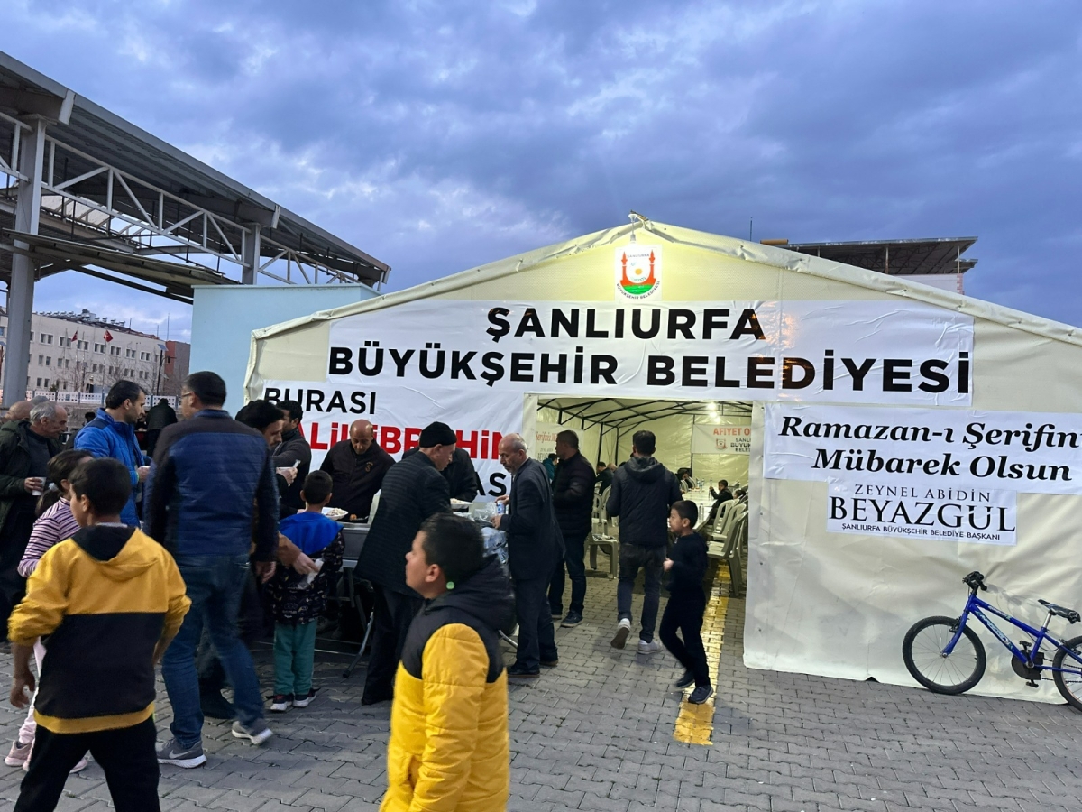 İbrahim bereketiyle kentte iftar sofralarını kurduklarını söyledi.