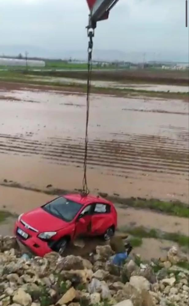 Şanlıurfa'da yollar göle döndü, köy yolları kapandı