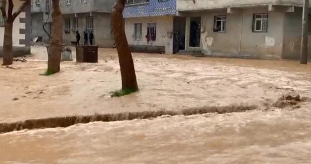 Şanlıurfa'da yollar göle döndü, köy yolları kapandı