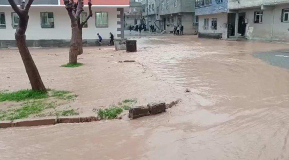 Şanlıurfa'da yollar göle döndü, köy yolları kapandı