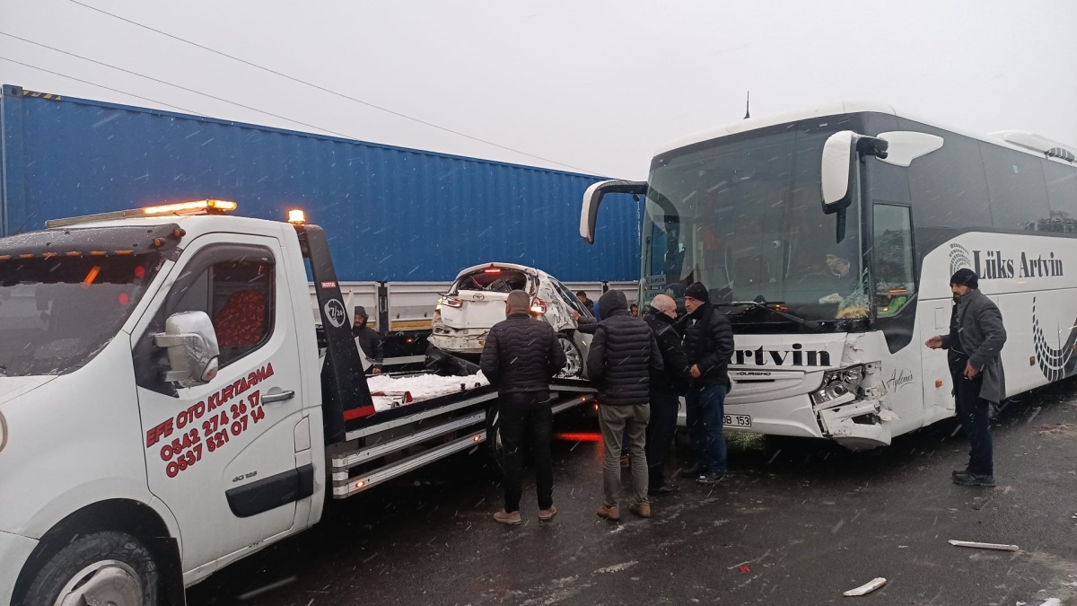 Feci kaza: 58 araç karıştı, 10 kişi yaralandı