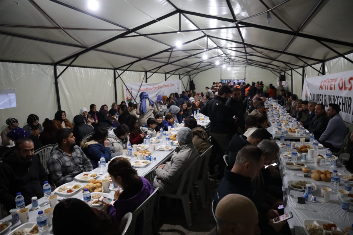 BAŞKAN BEYAZGÜL, VİRANŞEHİR İFTAR ÇADIRINDA VATANDAŞLARLA İFTAR YAPTI