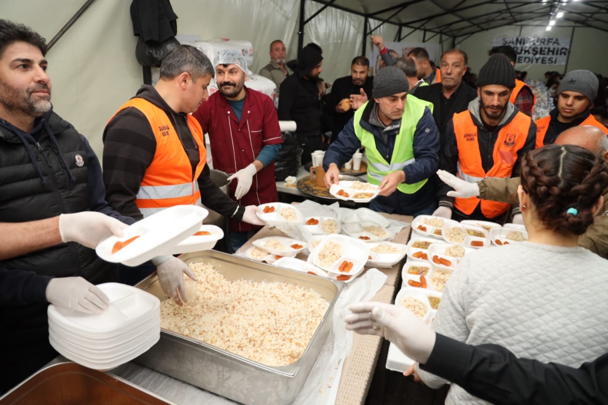 BAŞKAN BEYAZGÜL, VİRANŞEHİR İFTAR ÇADIRINDA VATANDAŞLARLA İFTAR YAPTI
