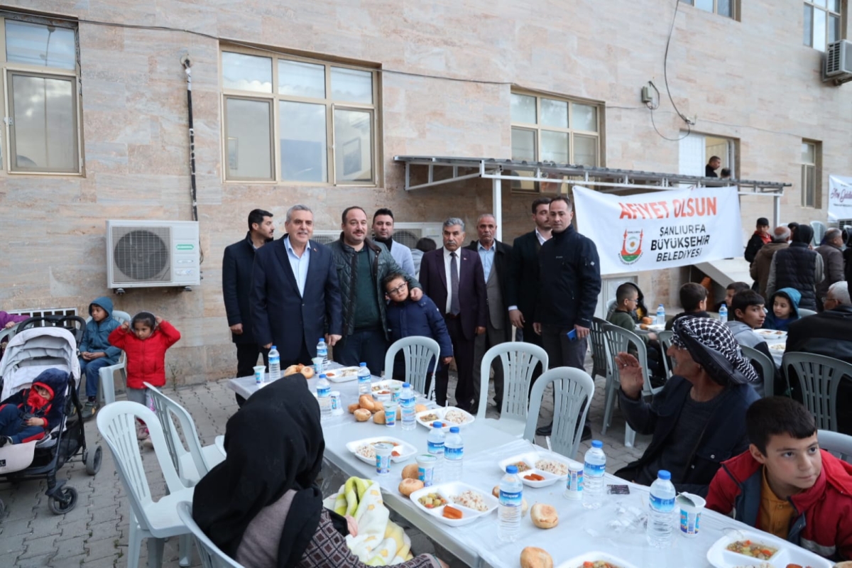 BAŞKAN BEYAZGÜL, VİRANŞEHİR İFTAR ÇADIRINDA VATANDAŞLARLA İFTAR YAPTI