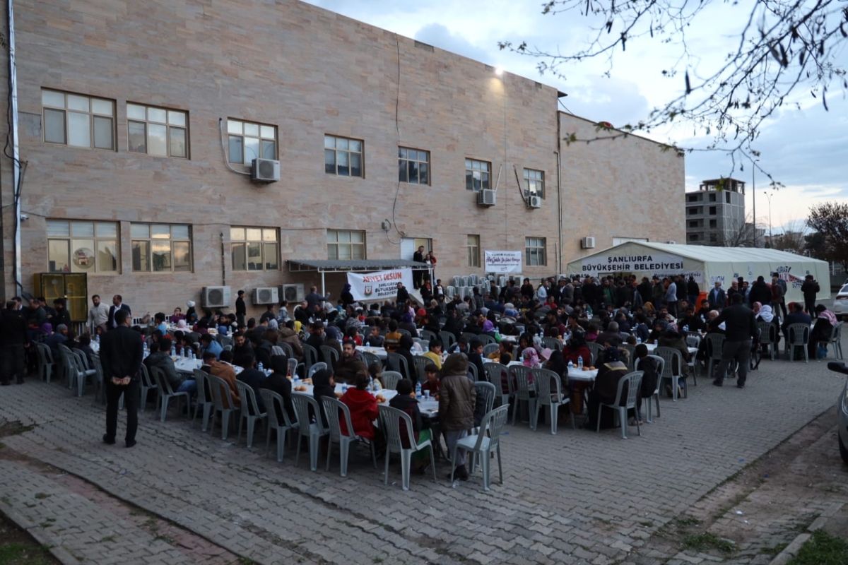 BAŞKAN BEYAZGÜL, VİRANŞEHİR İFTAR ÇADIRINDA VATANDAŞLARLA İFTAR YAPTI
