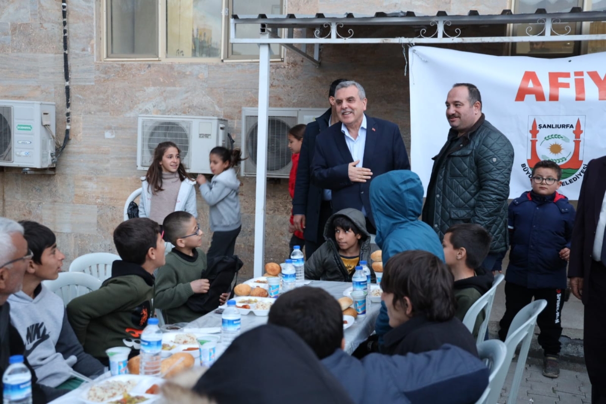BAŞKAN BEYAZGÜL, VİRANŞEHİR İFTAR ÇADIRINDA VATANDAŞLARLA İFTAR YAPTI