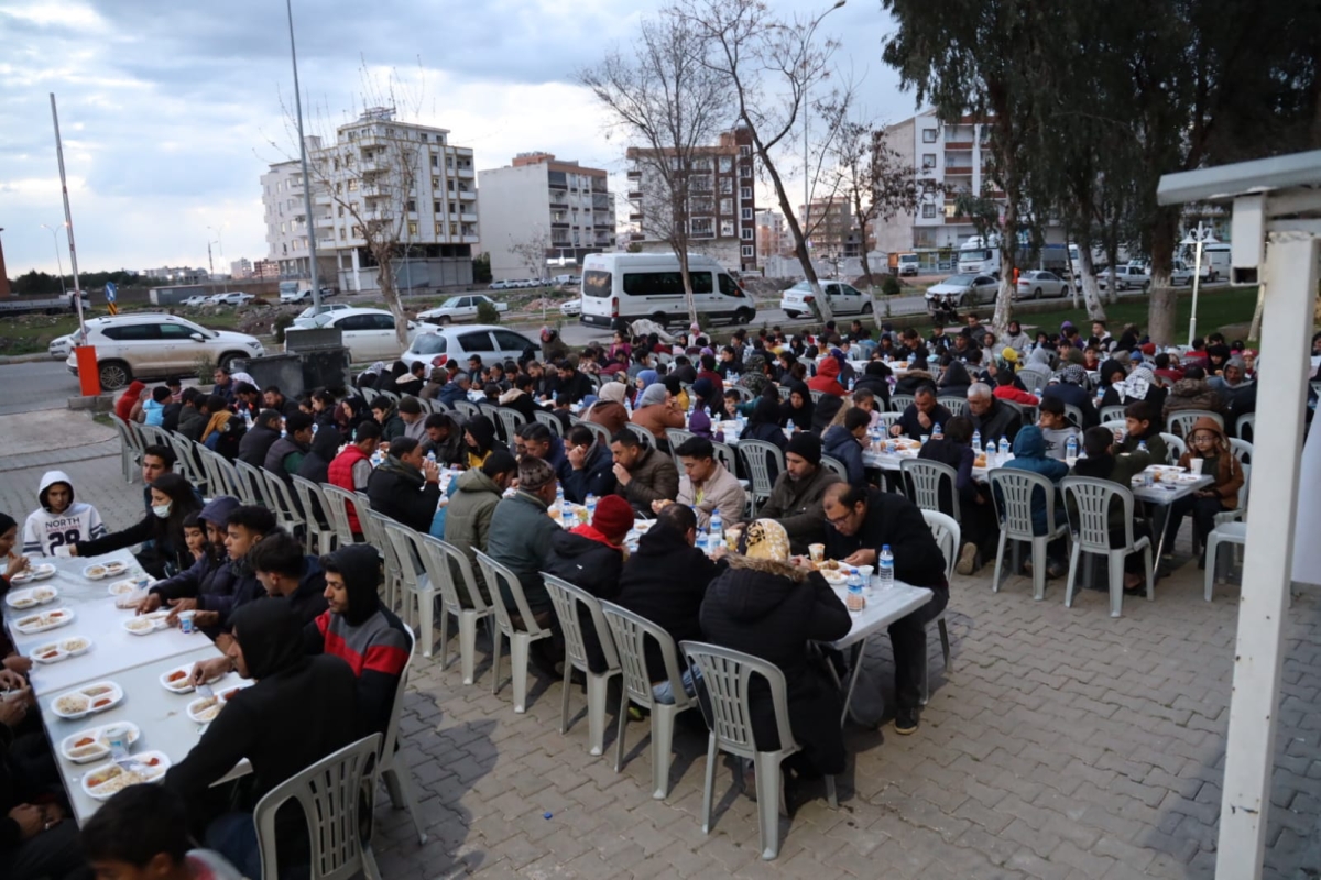 BAŞKAN BEYAZGÜL, VİRANŞEHİR İFTAR ÇADIRINDA VATANDAŞLARLA İFTAR YAPTI