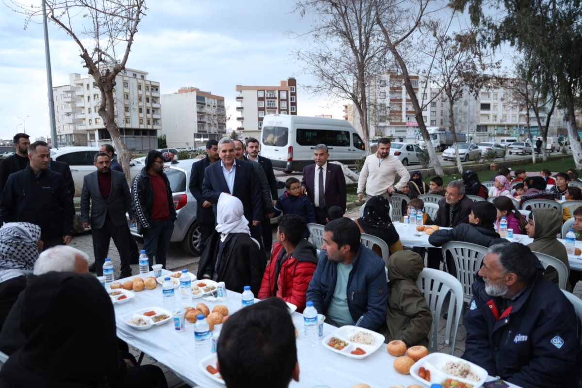 BAŞKAN BEYAZGÜL, VİRANŞEHİR İFTAR ÇADIRINDA VATANDAŞLARLA İFTAR YAPTI