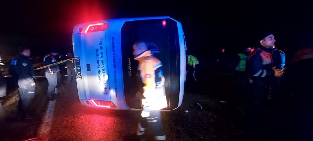 Belediye personellerini taşıyan otobüs devrildi: 3 ölü, 14 yaralı