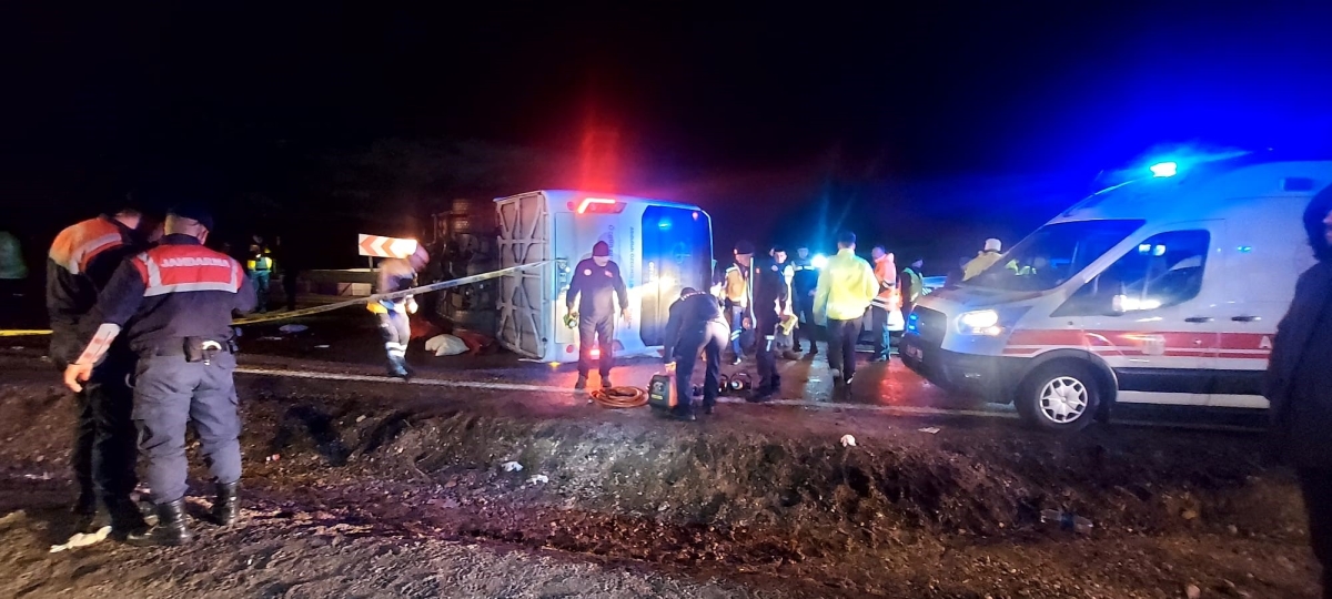 Belediye personellerini taşıyan otobüs devrildi: 3 ölü, 14 yaralı