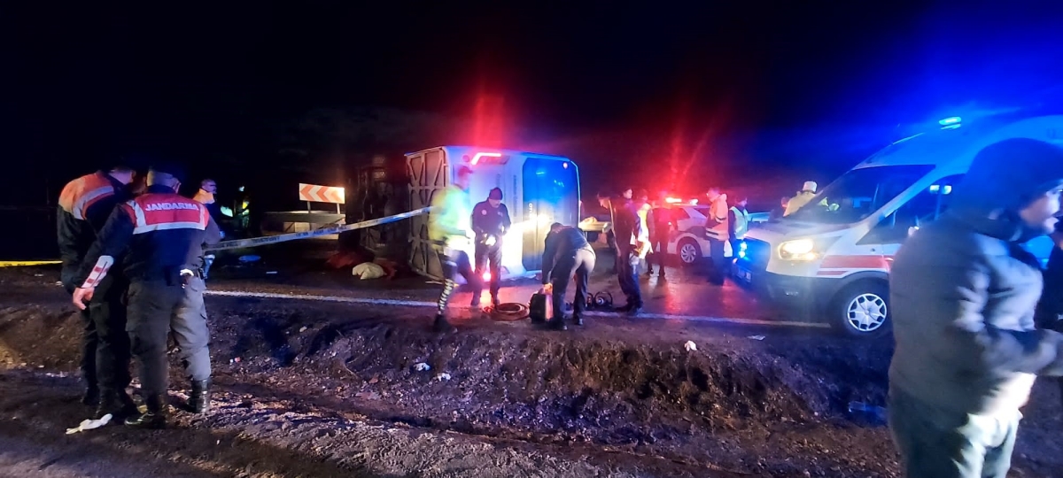 Belediye personellerini taşıyan otobüs devrildi: 3 ölü, 14 yaralı