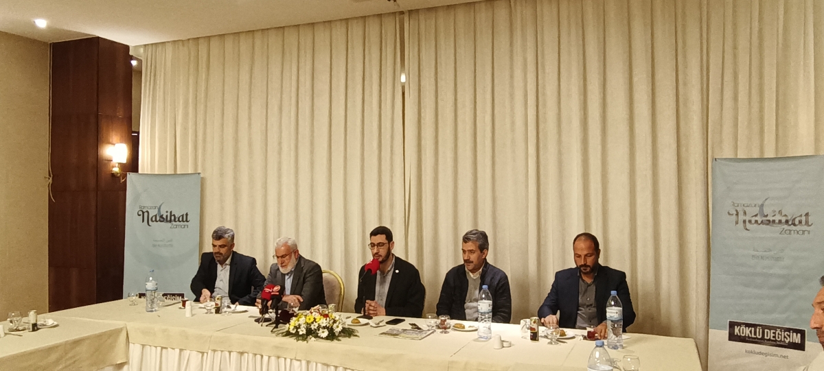 Köklü değişim derneği iftar yemeği düzenledi