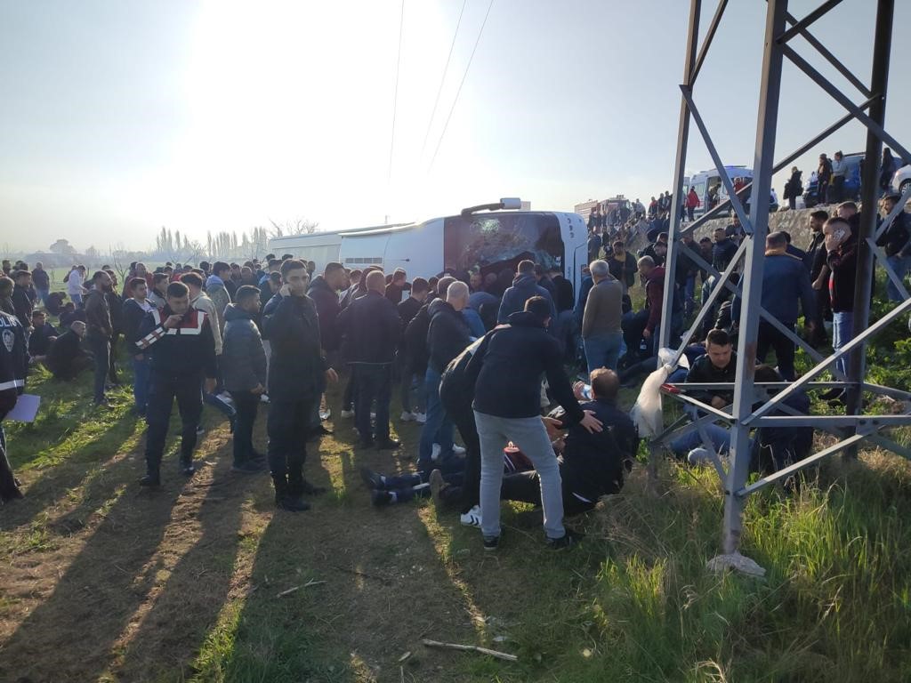 Korkunç kaza İşçi servisi şarampole uçtu: 3 ölü, 31 yaralı