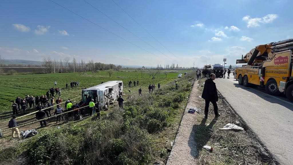 Korkunç kaza İşçi servisi şarampole uçtu: 3 ölü, 31 yaralı
