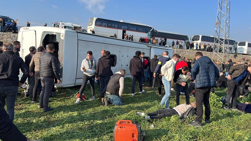 Korkunç kaza İşçi servisi şarampole uçtu: 3 ölü, 31 yaralı
