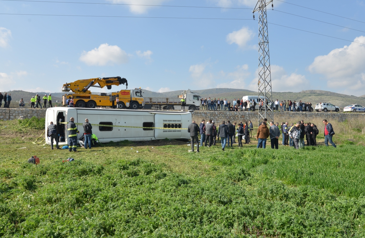 Korkunç kaza İşçi servisi şarampole uçtu: 3 ölü, 31 yaralı