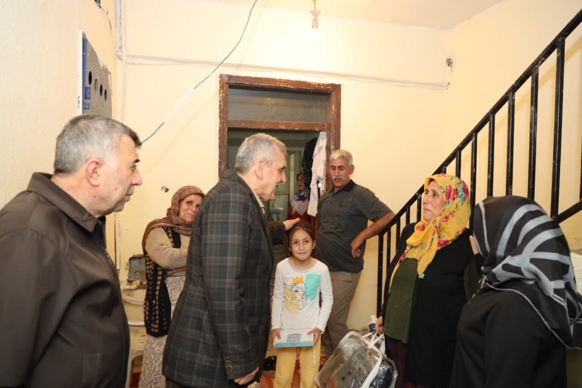 BAŞKAN BEYAZGÜL, SELDEN ETKİLENEN AİLELERİ UNUTMADI, ÇOCUKLARIN BAYRAMLIKLARI BAŞKAN BEYAZGÜL’DEN