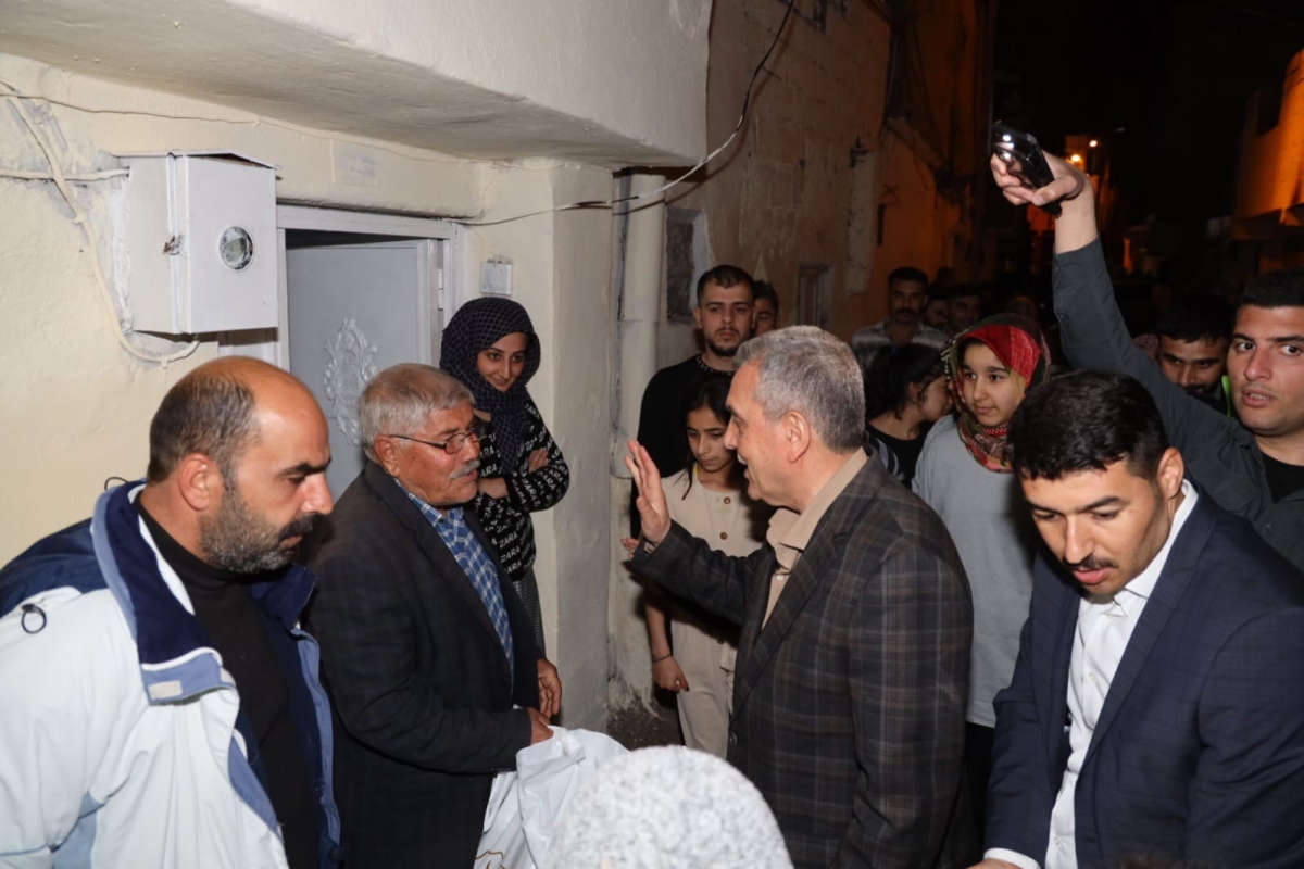 BAŞKAN BEYAZGÜL, SELDEN ETKİLENEN AİLELERİ UNUTMADI, ÇOCUKLARIN BAYRAMLIKLARI BAŞKAN BEYAZGÜL’DEN